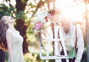 Фотосессия молодоженов: мольберт, украшенный цветами