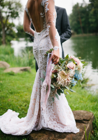 как подобрать форму букета под свадебное платье, каскадный букет невесты, флористика FLORA.BAR