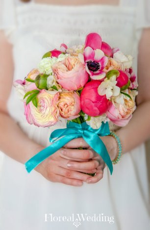 Яркий весенний букет невесты