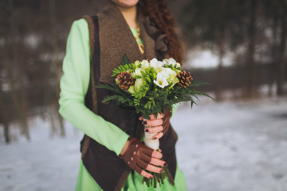 Букет невесты из нежно-зеленых роз, белой фрезии, гиперикума, шишек крымской сосны и зелени папортника. Ножка декорирована натуральной березовой корой. Стоимость 4500 рублей