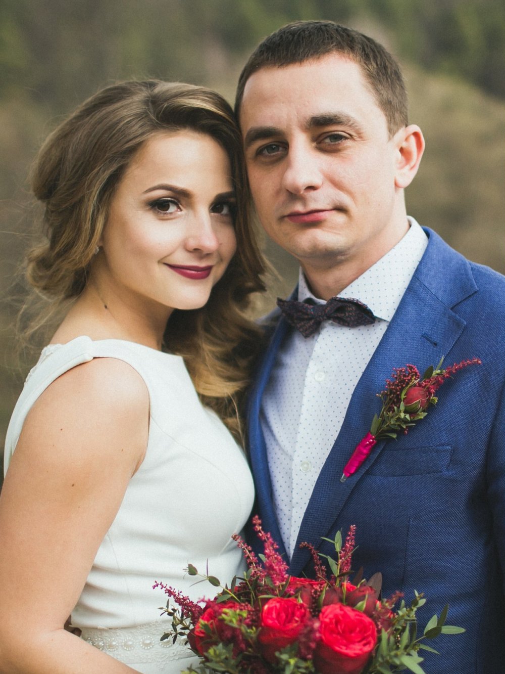 Яркий и грациозный букет невесты из бордовых пионовидных роз "Piano", скиммии, астильбы и эвкалипта. Декорирован атласной лентой и кружевом.