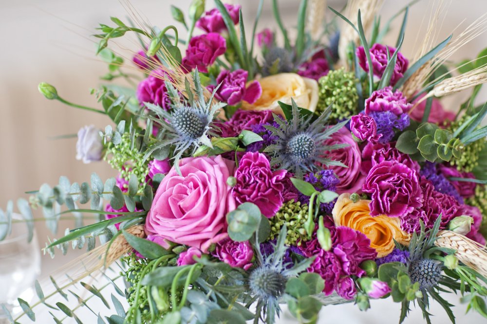 Свадебная композиция на стол молодоженов из роз, кустовых гвоздик, лизиантуса, эрингиума, скиммии, эвкалипта и колосков пшеницы. Стоимость 5900 рублей + стоимость вазы