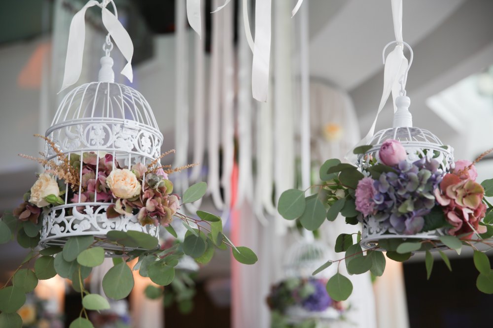 Винтажные клетки с цветами в декоре свадебного торжества