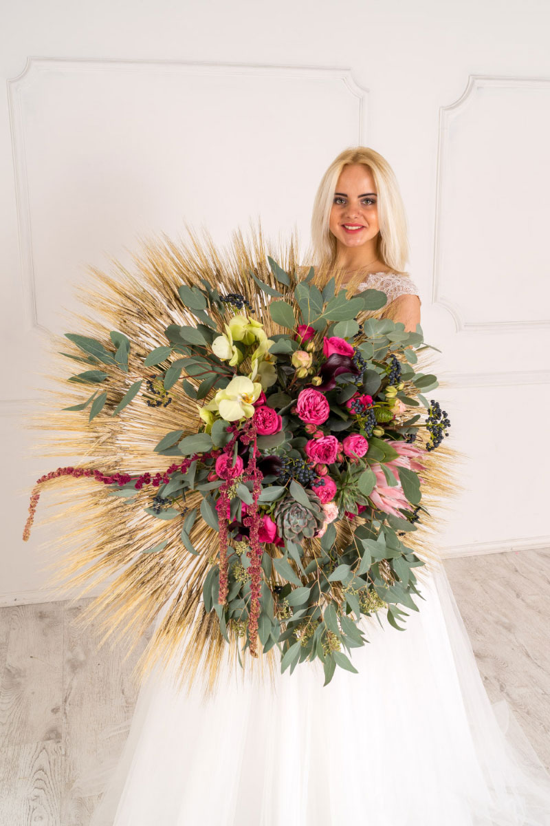 Каркасный букет из роз, орхидей и калл с протеей и эхевериями