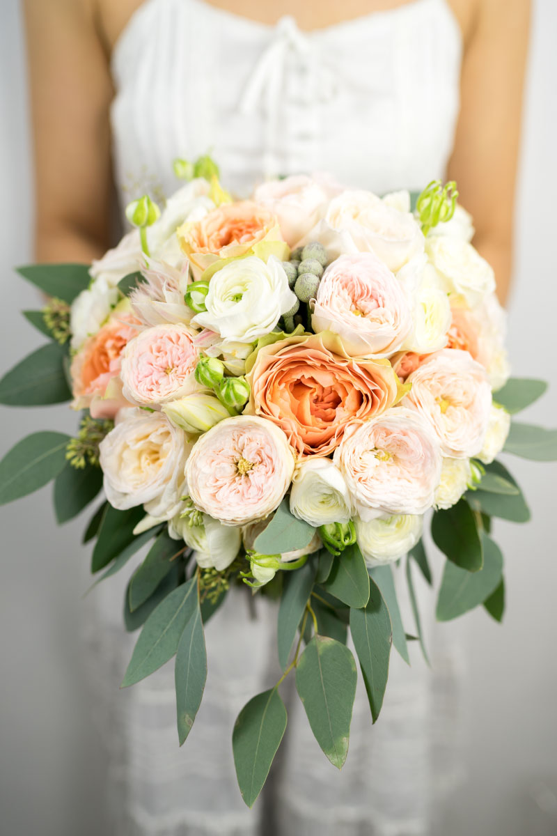 Букет невесты из пионовидных роз и ранункулюсов