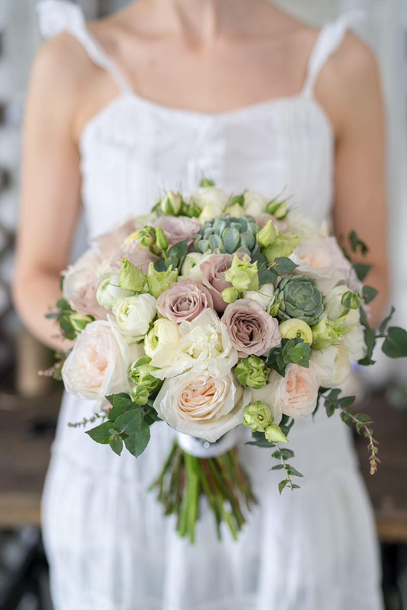 Букет невесты из роз, ранункулюсов и эустом и эхевериями