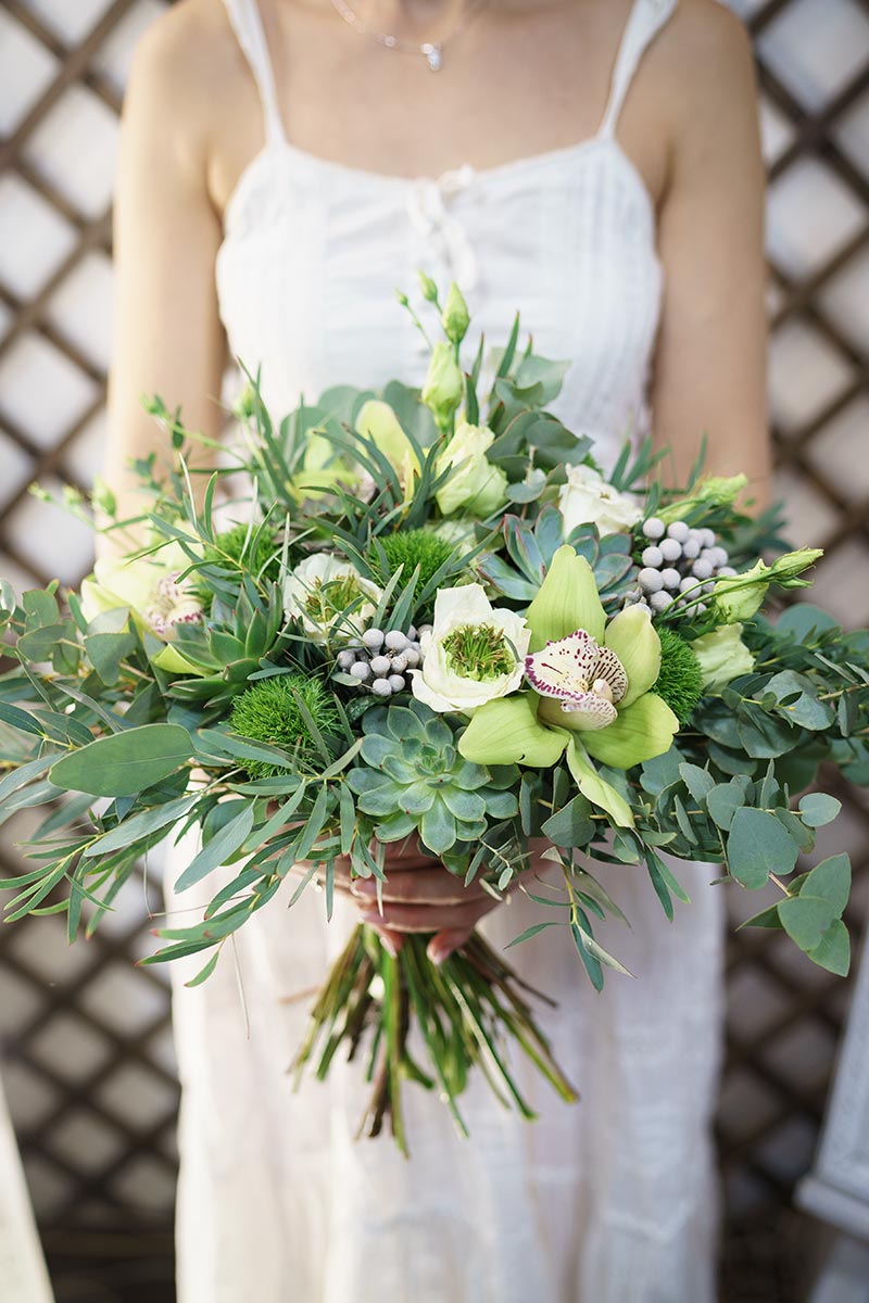 Растрёпанный букет невесты в стиле милитари из роз, орхидей, эустом и гвоздик с эхевериями