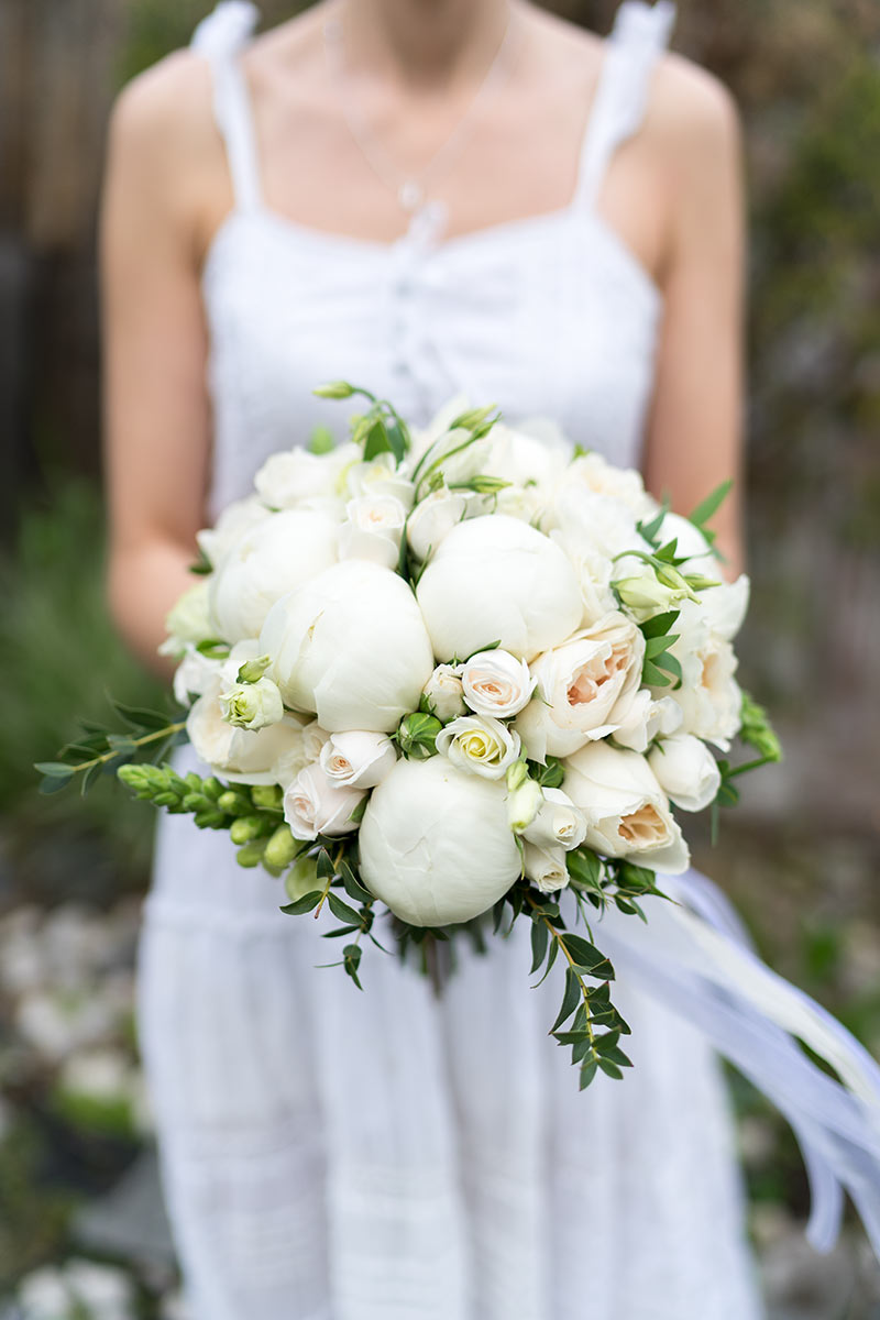 Букет невесты из пионов, роз Дэвида Остина и эустом с антирринум