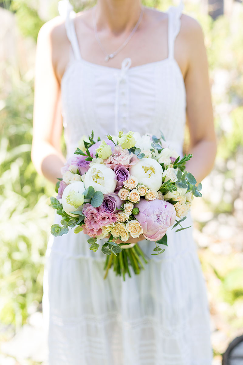 Букет невесты из пионов, роз, эустом и фрезий
