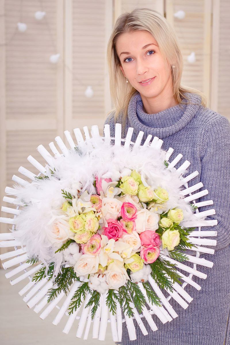 Каркасный букет из роз, орхидей и ранункулюсов с хлопком и перьями