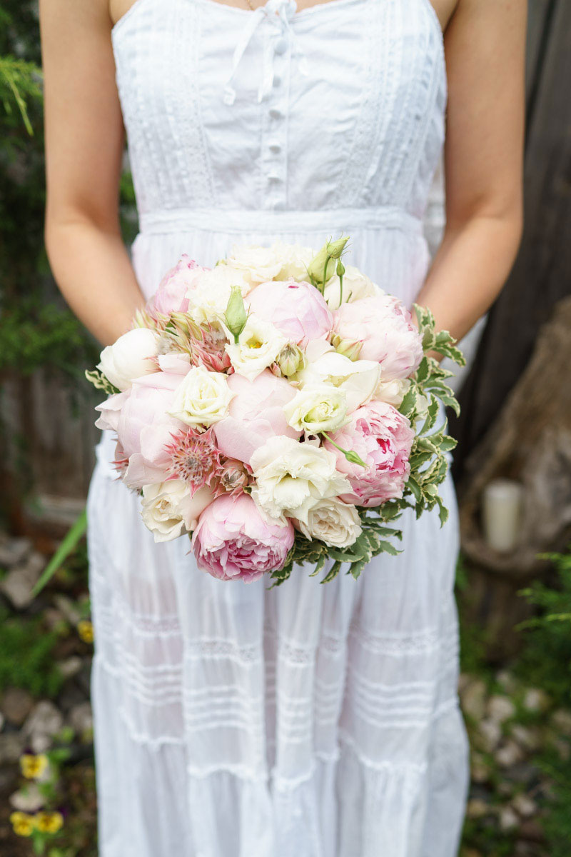 Свадебный букет из пионов, роз и эустом