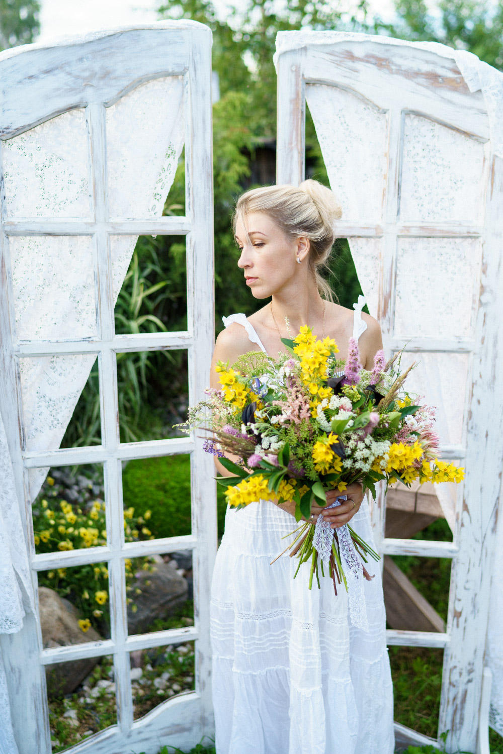 Букет из полевых цветов, фотозона из дверей