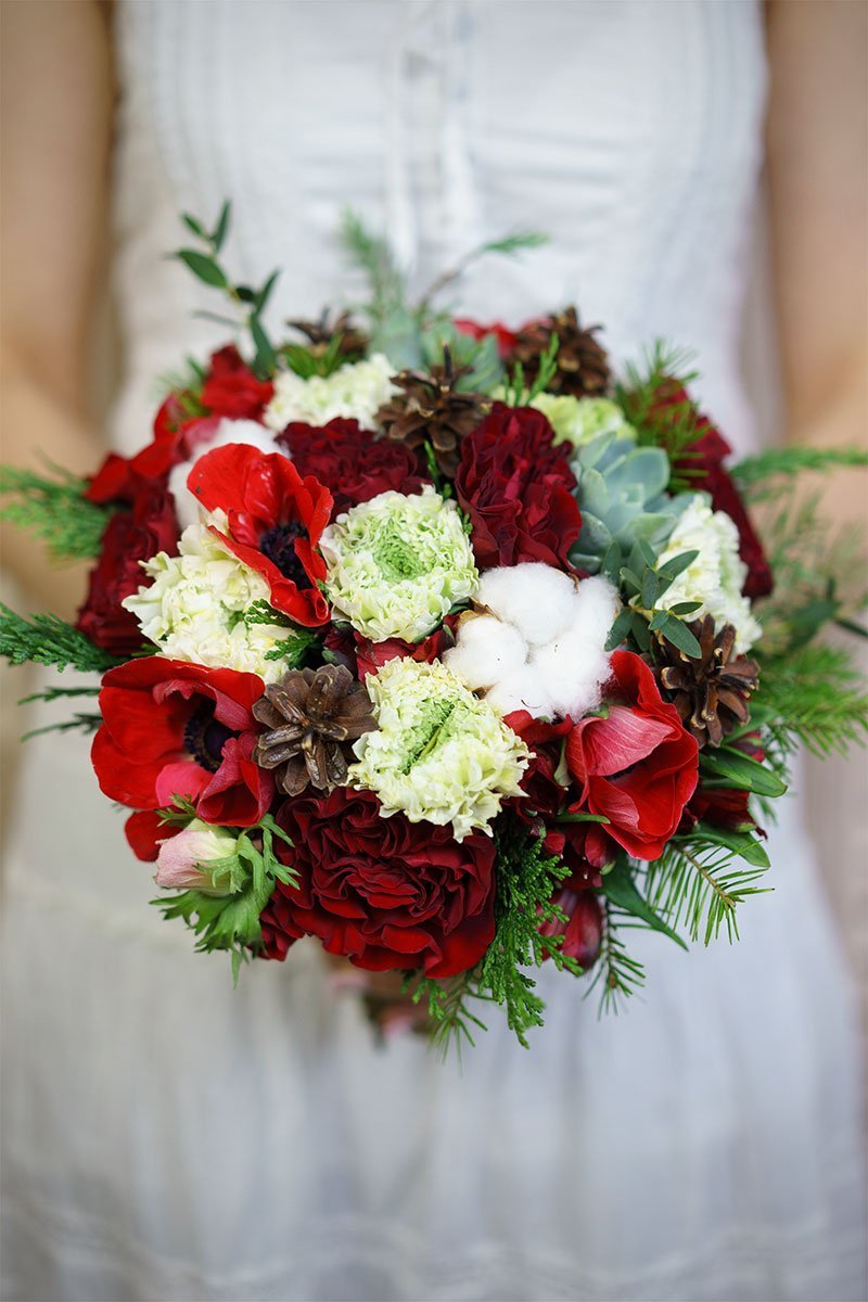 Cвадебный букет из роз, ранункулюсов и анемонов с хлопком, шишками и эхевериями
