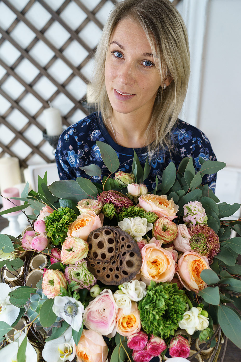 Каркасный букет из роз, орхидей, ранункулюсов, анемон и фрезий с эхеверией и лотосом