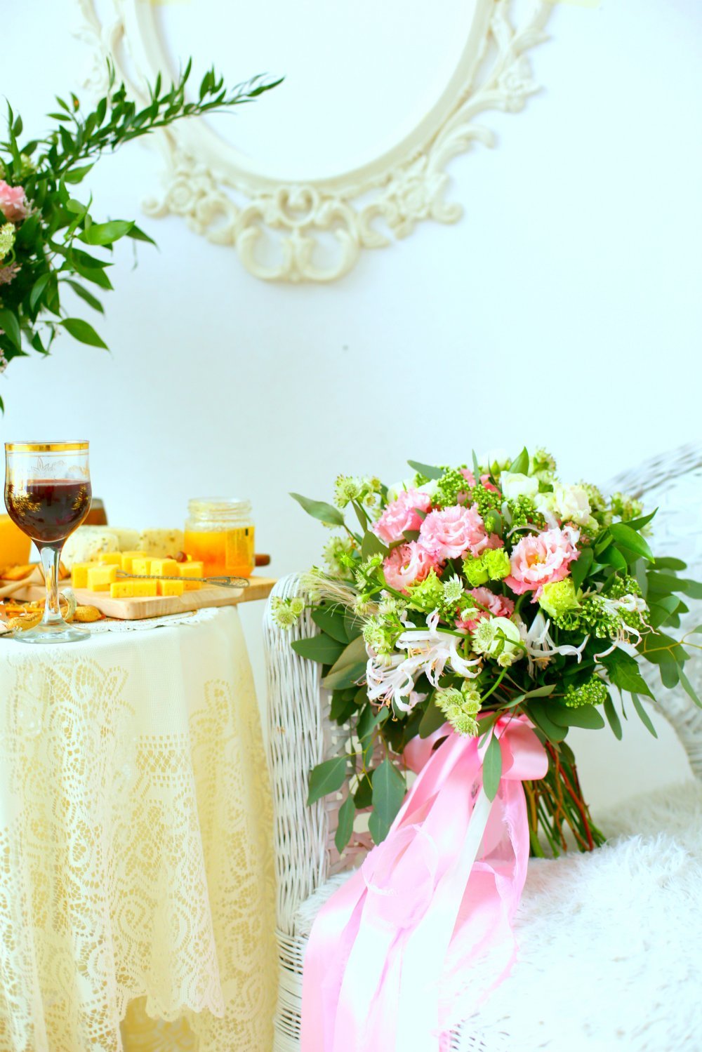 Букет невесты с розовыми цветами и лентами