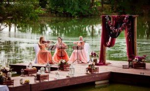 Выездная церемония ягодной свадьбы