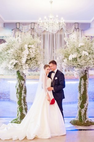 Место регистрации с роскошными деревьями