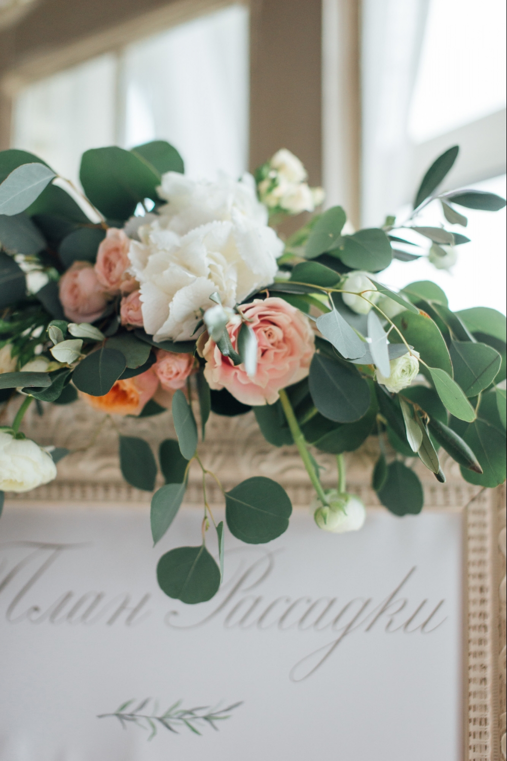 Декор плана рассадки цветочной композицией в ресторане Летучий Голландец