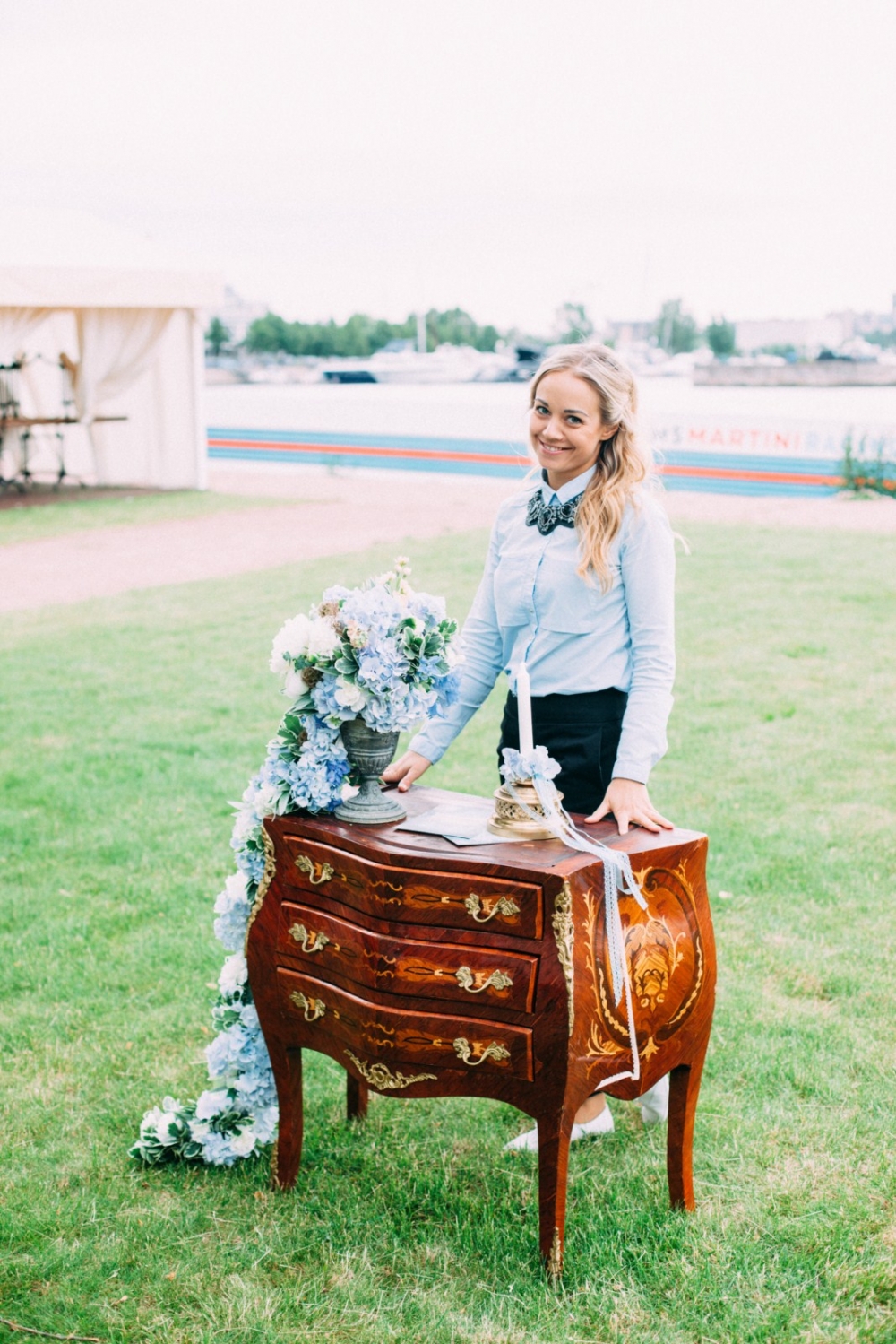 Пример оформления стола для регистрации в голубом цвете