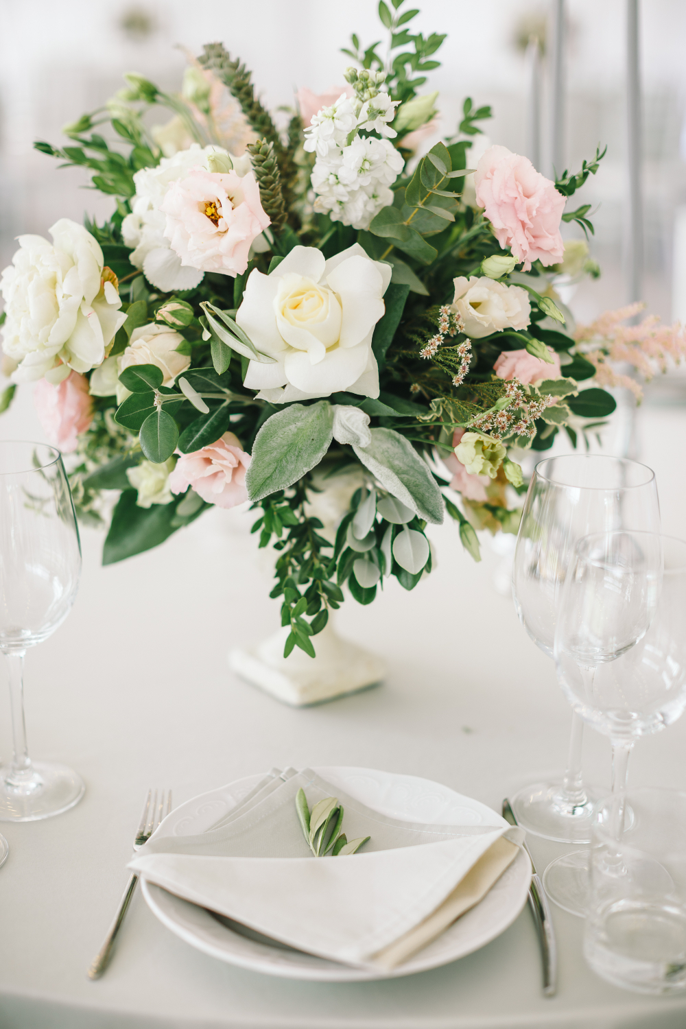 Цветы на стол на свадьбу – как сделать идеальный праздник
