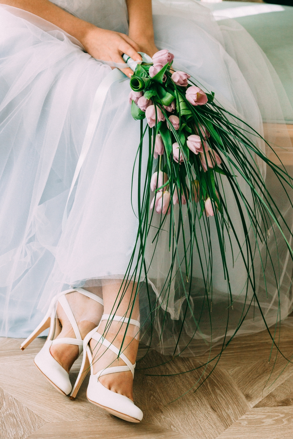 Необычный букет невесты  из тюльпанов