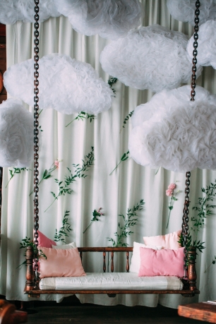 Оформление фотозоны в нежных тонах с облаками и живыми цветами