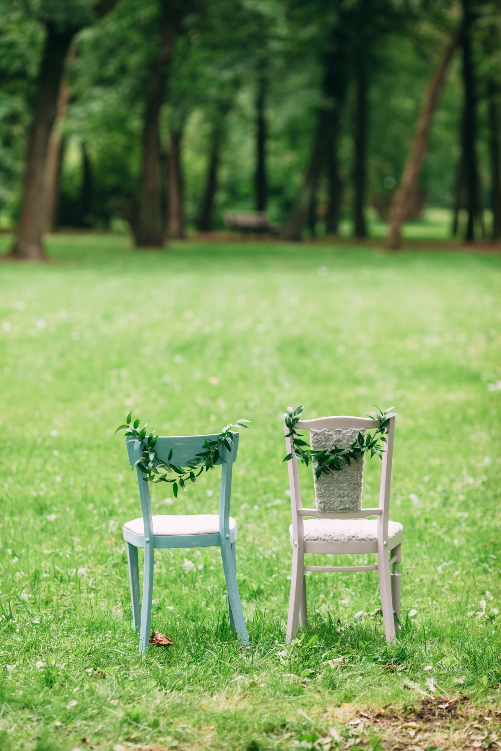 Оформление стульев зеленью
