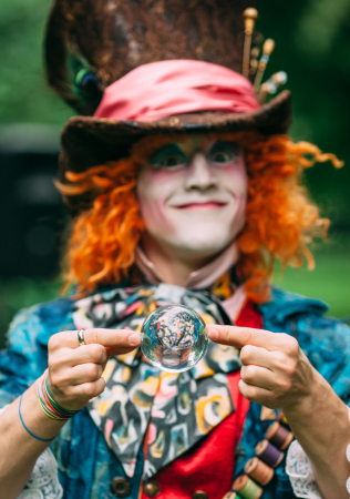 welcome-зона на свадьбе, аниматор на свадьбе в стиле Алиса в стране чудес, фотограф Yuliett Photo