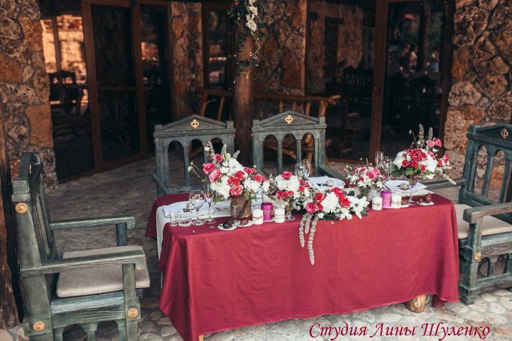 Свадьба в усадьбе в Крыму. Свадьба цвета "марсала". Оформление стола молодых  в усадьбе "Феодоро".