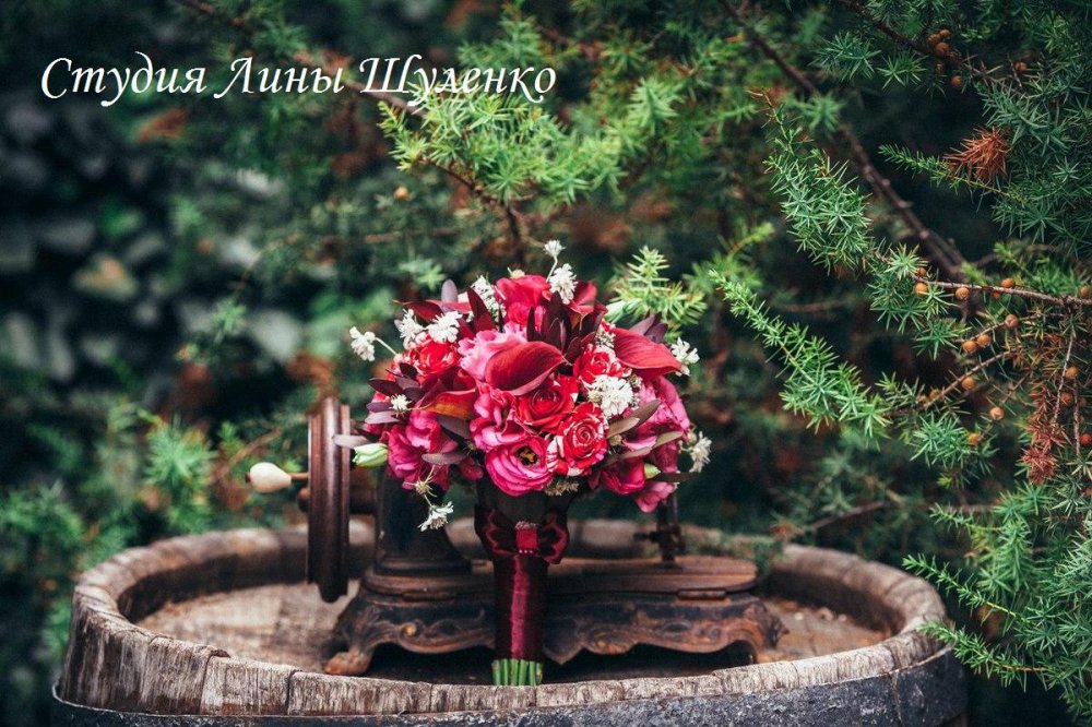 Свадьба в усадьбе в Крыму. Свадьба цвета "марсала". Букет невесты из калл, леукадендронов, скабиозы, роз, эустом.