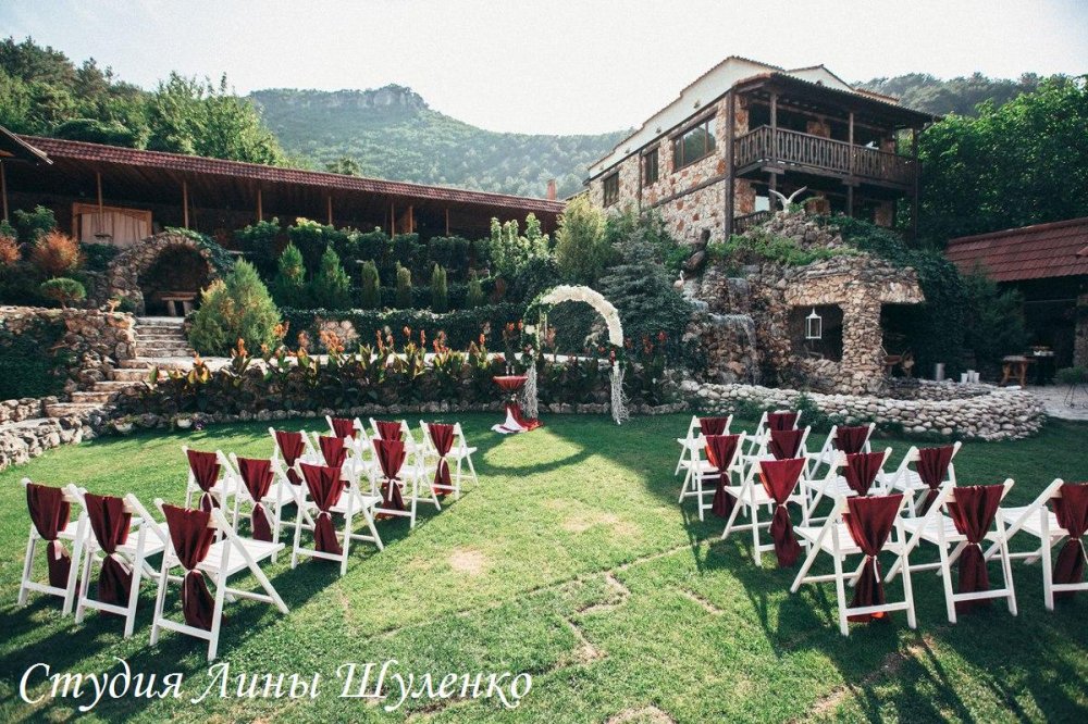 Свадьба в усадьбе в Крыму. Свадьба цвета "марсала". Выездная регистрация в усадьбе "Феодоро".