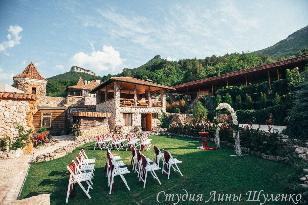 Свадьба в усадьбе в Крыму. Свадьба цвета "марсала". Выездная регистрация в усадьбе "Феодоро".