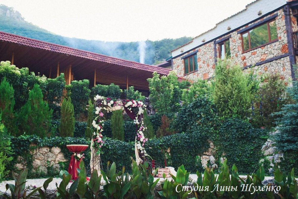 Свадьба в усадьбе в Крыму. Свадьба цвета "марсала". Выездная регистрация в усадьбе "Феодоро".