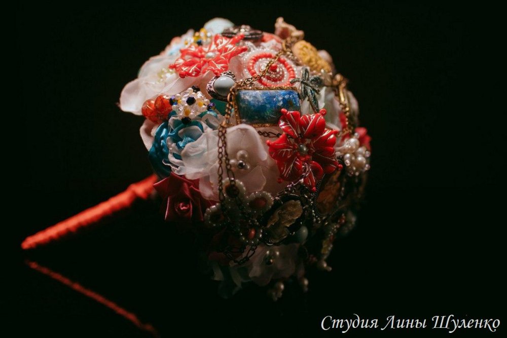 Брошь-букет.