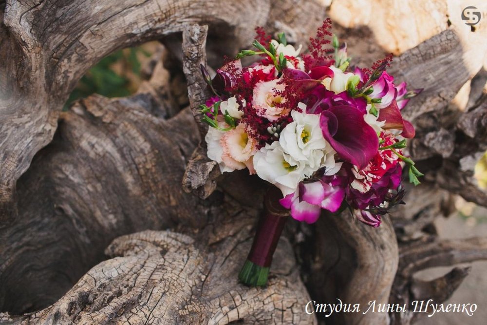 Свадьба в усадьбе в Крыму. Свадьба цвета "марсала". Букет невесты из роз, калл, астильбы, эустомы, фрезии, брунии.