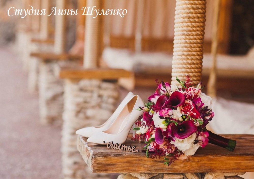 Свадьба в усадьбе в Крыму. Свадьба цвета "марсала". Букет невесты из роз, калл, астильбы, эустомы, фрезии, брунии.