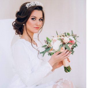 Жемчужная тиара в свадебной прическе