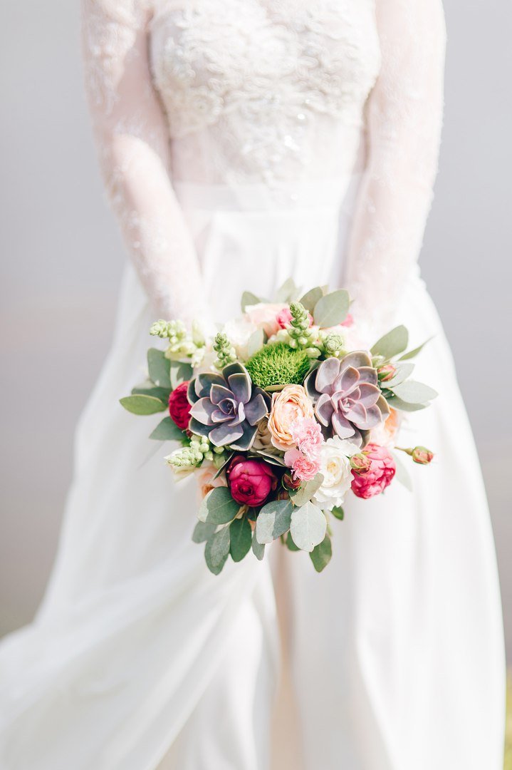 Букет невесты,свадебные букеты с доставкой по Днепропетровску.