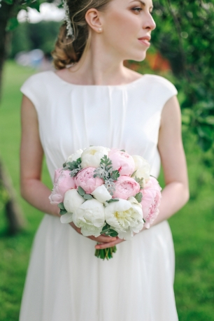 Нежный букет с пионами и серебром