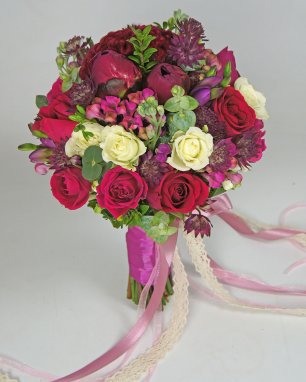 Букет для невесты, выбравшей малиновый цвет