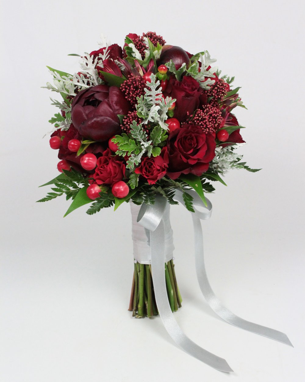 Букет в модной гамме марсала, собранный на своих ногах.