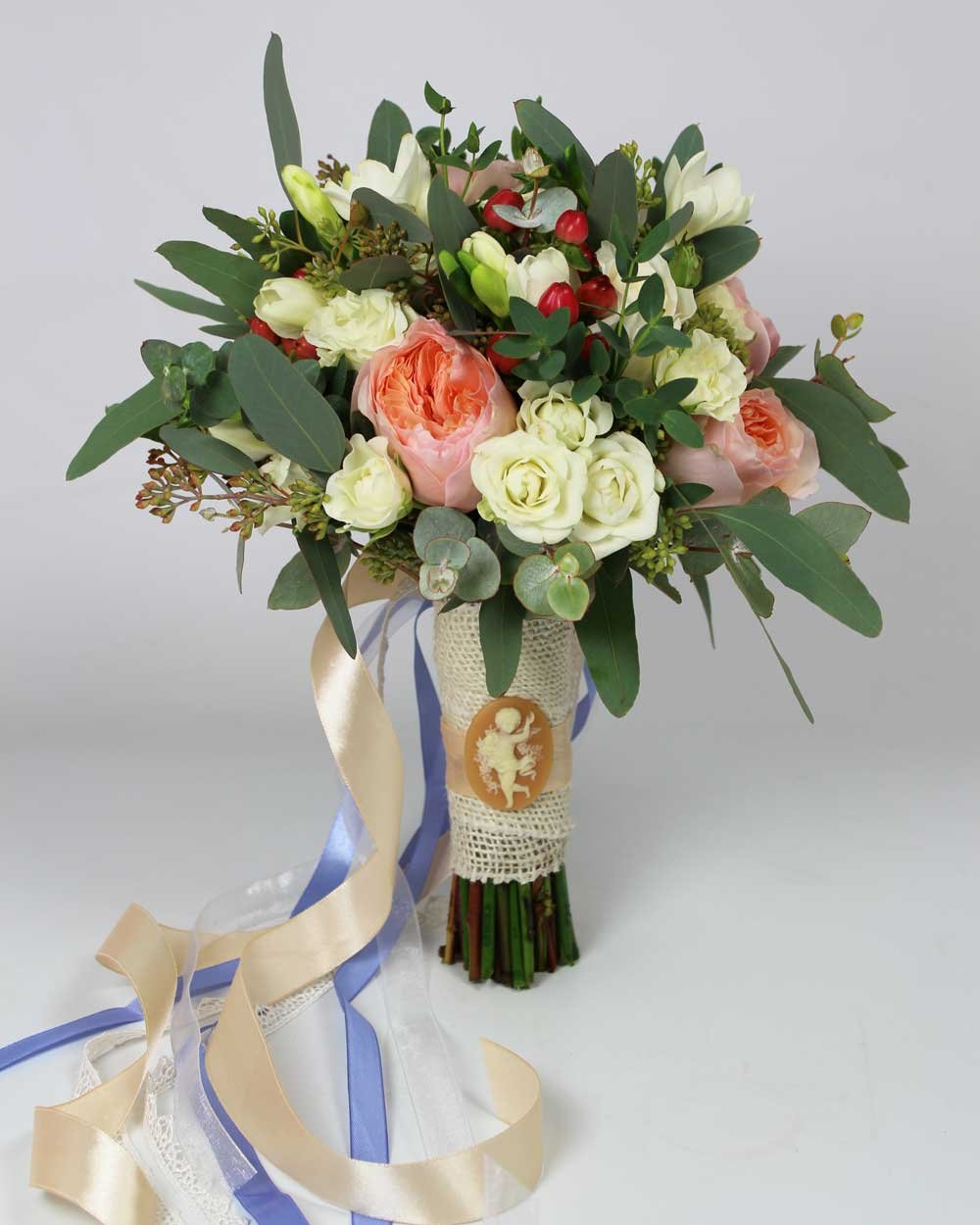 Букет, собранный на своих ногах с пионовидными розами.