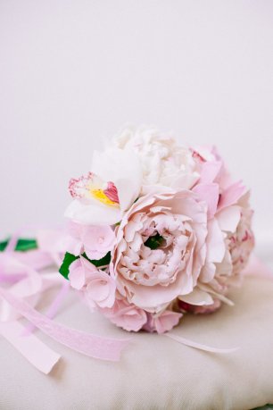 Букет невесты с пионами и орхидеями