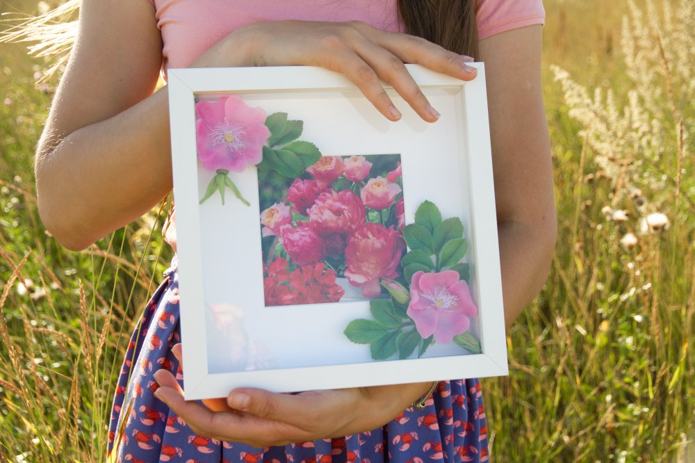 Рамка для свадебной фотографии с цветами из глины