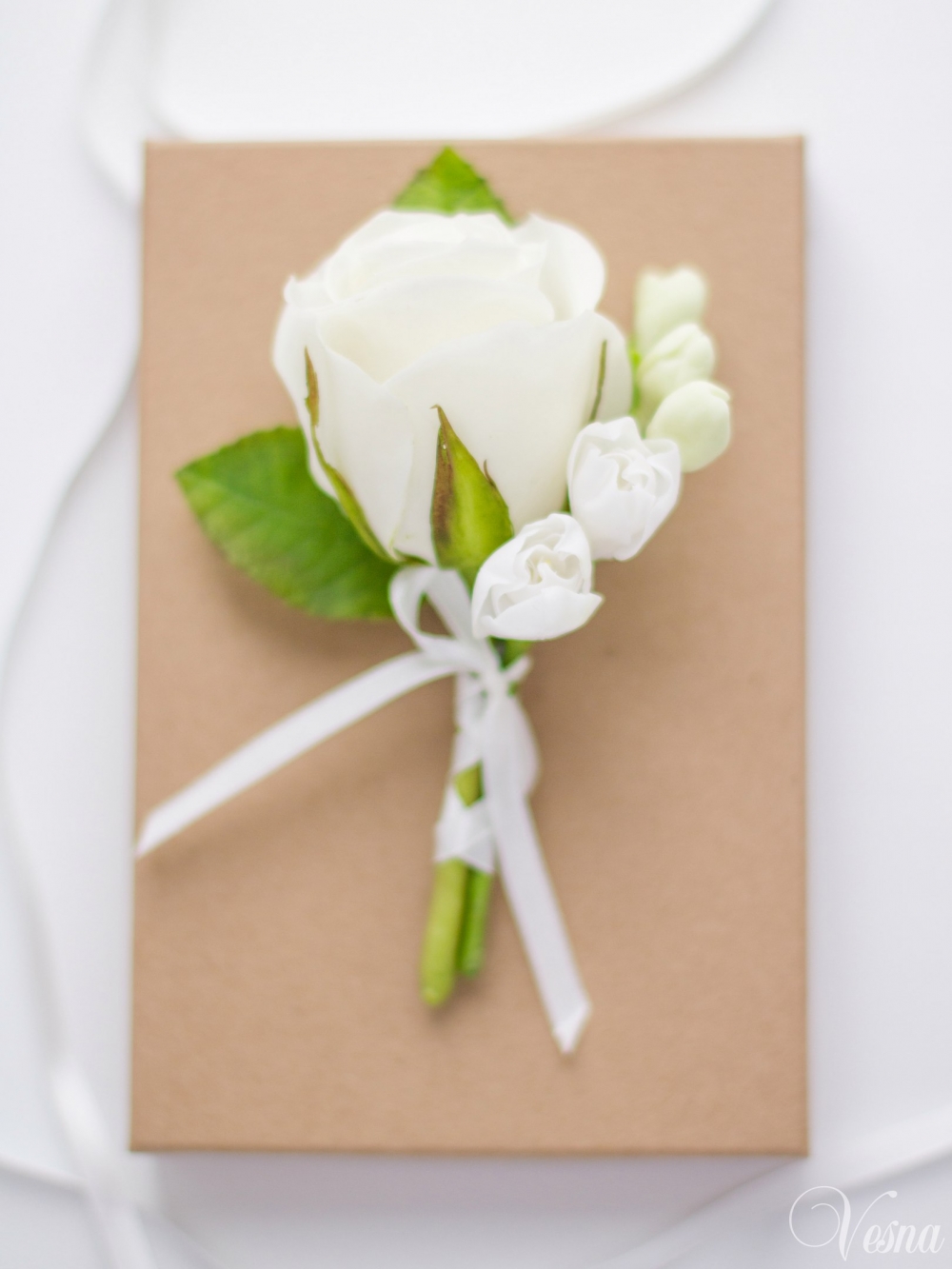 Роза и фрезия ручной работы. Бутоньерка с цветами из полимерной глины.