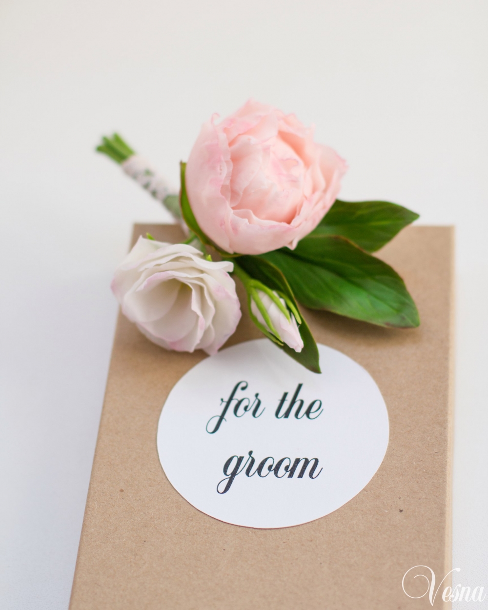 Пионы в составе бутоньерки из полимерной глины. Цветы ручной работы.