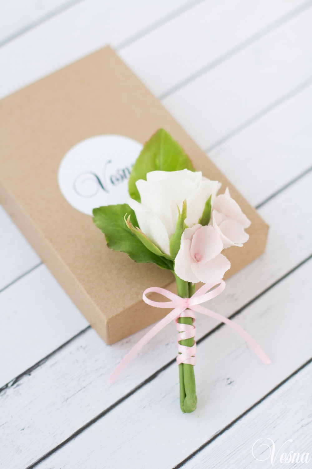 Бутоньерка из полимерной глины. Роза и гортензия ручной работы.