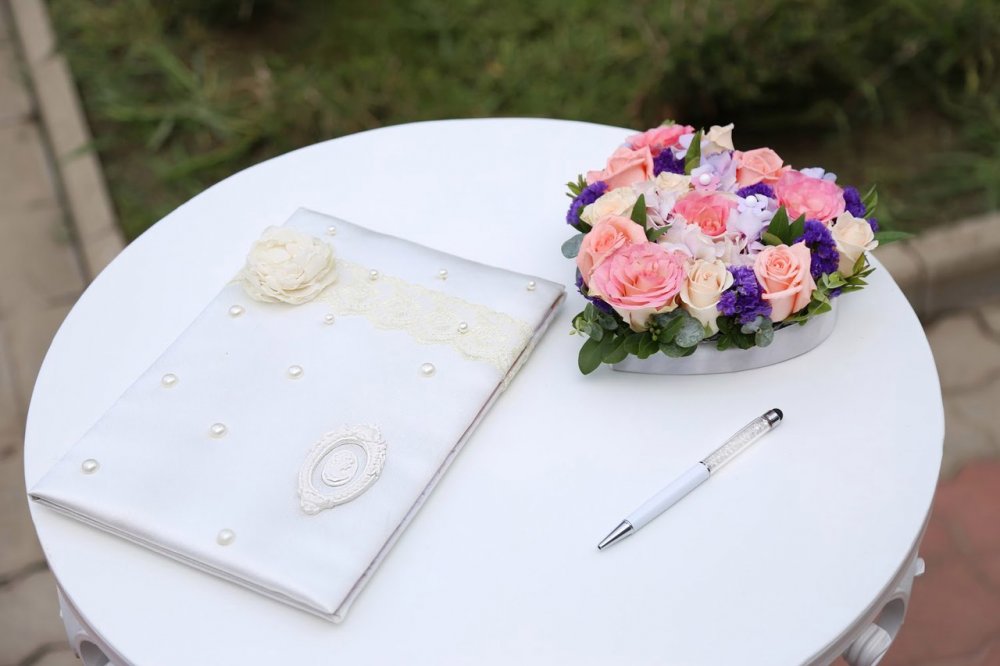 Ажурный кованный столик, подушечка для колец из живых цветов в форме сердца, папка для свидетельства о браке ручной работы для проведения выездной церемонии бракосочетания в Сочи

Мастерская дизайна Tivoli