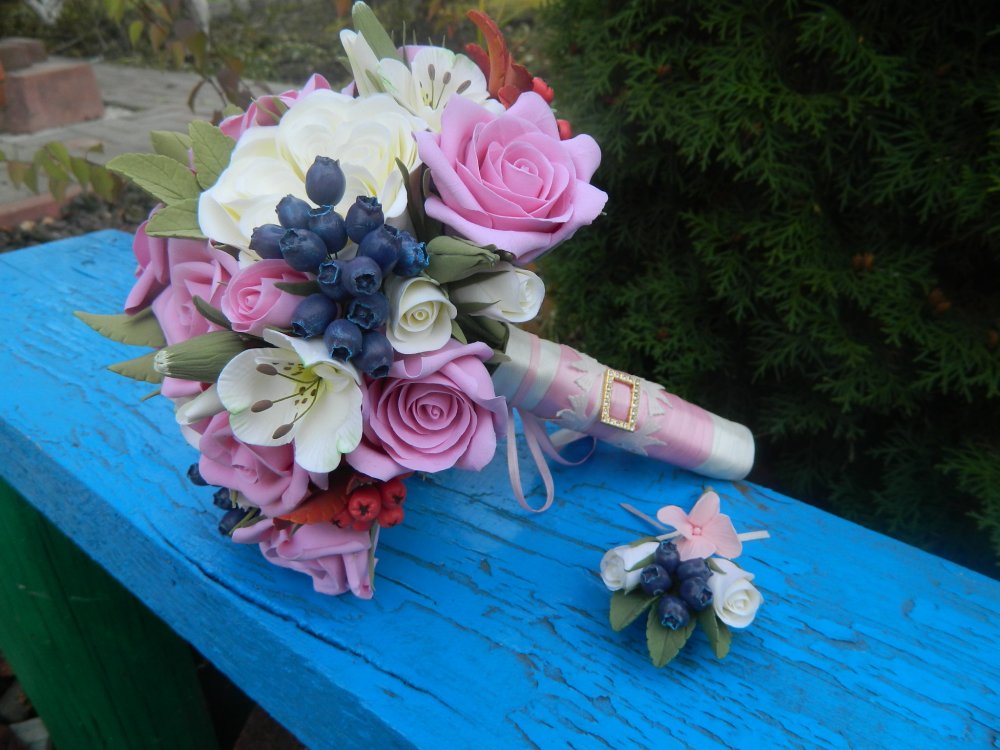 Букет из полимерной глины. 
На первый взгляд может показаться, что цветы из полимерной глины тяжелые живых. Но на самом деле букет среднего размера весит всего около 50-60 грамм, что намного легче традиционного свадебного букета.