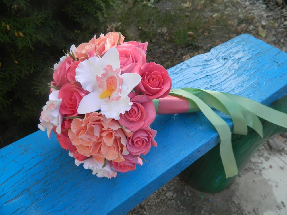 В наше время вошло в моду использовать на свадьбах нетрадиционные решения, чтобы сделать торжество незабываемым, оригинальным, отличающимся от других. Очередной такой диковинкой является свадебный букет из полимерной глины.